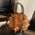 Sac coquille en daim marron avec fermoir doré, anses et charmant petit chien peluche - Avec Pendentif en Peluche / Marron