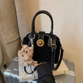 Sac à main élégant en daim noir avec serrure dorée et pendentif ours en peluche - Avec Pendentif en Peluche / Noir