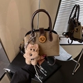 Sac à main vintage bicolore kaki et marron avec boucle dorée et breloque chien - Avec Pendentif en Peluche / Vert