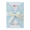 Invito di nozze azzurro tagliato al laser con nastro di raso color crema e fiori - Blu Chiaro Perlato