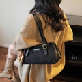 Borsa a spalla in camoscio nero retrò con ciondolo in perle di legno e fibbia dorata - Nero con ciondolo