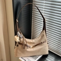 Borsa hobo scamosciata marrone con ciondolo a forma di orsetto e tracolla marrone - Cachi con Pendente