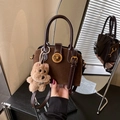 Sac à main vintage en daim marron avec pendentif chien en peluche et fermoir doré - Avec Pendentif en Peluche / Marron