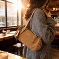 Borsa sottobraccio in camoscio marrone con ciondolo vintage e tracolla in pelle - Marrone con ciondolo