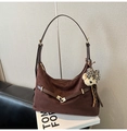 Borsa hobo in pelle scamosciata marrone con fibbia dorata e ciondolo orsetto - Caffè con Ciondolo