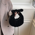 Elegante borsa a mano in pelliccia sintetica nera con manico annodato e pieghe - Nero