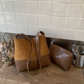 Dettaglio della borsa a tracolla vintage marrone opaco con piccola pochette interna - Marrone