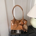 Bolso de hombro de charol marrón con colgante de camello de peluche - Marrón con colgante