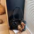 Bolso de hombro en charol negro con colgante de corazón y accesorio de peluche - Negro con colgante