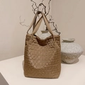 Borsa tote trapuntata marrone caffè con cuciture a rombi e tracolle in un set da studio - Senza Ciondolo / Cachi