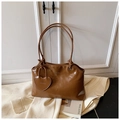 Bolso de hombro marrón oscuro brillante con colgante de corazón y asas largas - Marrón Sin Colgante