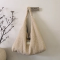 Borsa tote in pile color crema dal design triangolare con tracolla alla moda - Lana d'agnello Beige