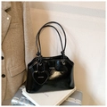 Elegante borsa a spalla in vernice nera con ciondolo a cuore e finitura lucida - Nero senza Ciondolo