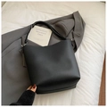 Vue détaillée du cuir noir grainé litchi et des boucles en argent du sac seau - Noir