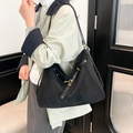 Grande borsa a spalla nera in nylon e pelle con elegante fibbia in metallo oro - Nero