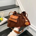 Dunkelbraune Beuteltasche aus Wildlederimitat mit Lederriemen und Mini-Geldbörsenanhänger - Kaffee mit Anhänger