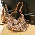 Elegante borsa hobo leopardata con spalline in pelle marrone su un tappeto intrecciato - Stampa Leopardata Cachi