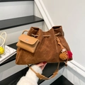Vintage Beuteltasche aus braunem Wildleder für Damen mit bunten Bommeln und Etui - Braun mit Anhänger