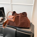 Vintage Beuteltasche aus dunkelbraunem Wildlederimitat mit Kordelzug und Mini-Anhänger - Kaffee ohne Anhänger
