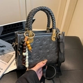 Piccola borsa quadrata nera con goffratura animalier e manico intrecciato per donna - Nero