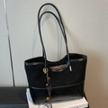 Bolso tote negro elegante con mezcla de texturas mate y lisa y detalle de borla de cuentas - Negro