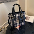 Damen Karo-Beuteltasche in Blau-Weiß mit schwarzem Lederbesatz und Hundeanhänger - Mit Anhänger / Schwarz