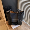 Bolso cubo minimalista de cuero granulado negro con remaches plateados y asas superiores - Negro