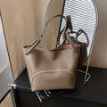 Bolso tipo cubo grande de cuero marrón con costuras en contraste y correa con nudos - Gris elefante