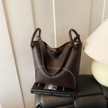 Bolso cubo de cuero café oscuro con costuras en contraste y asas superiores - Café Ébano