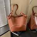 Bolso tipo cubo de cuero lichi marrón con bolsillo de vivo blanco y asa redonda - Marrón Dorado