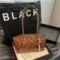 Sac cabas marron avec motif chiot gaufré et breloque en perles dans un coffret cadeau - Marron