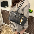 Sac fourre-tout noir gaufré pour femme avec logo doré et élégant charme en perles - Noir