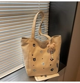 Dettaglio della borsa tote in tela beige con ricamo di gatti e ciondolo a orsetto - Cachi con Pendente