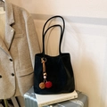Borsa tote in camoscio nero con ciondoli decorativi e spalline lunghe sottili - Nero con ciondolo