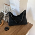 Grande borsa tote in pelle scamosciata nera con tracolla larga e nodo decorativo - Nero