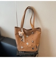 Dettaglio della borsa in tela marrone con ricamo di gatto carino e ciondolo in peluche - Marrone con ciondolo