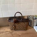 Vintage-Tragetasche mit Leopardenmuster, braunen Ledergriffen und Plüsch-Anhänger - Leopardenmuster