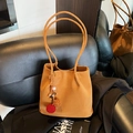 Borsa tote in camoscio color cammello con nappa decorativa e spalline sottili - Marrone con ciondolo