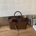 Vintage-Tragetasche in Dunkelbraun mit Plüschkugel-Anhänger und Perlen aus Holz - Braun