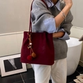 Grande borsa tote in pelle scamosciata bordeaux da donna con ciondolo a nappa di moda - Rosso Vino Con Pendente