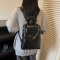 Schicker schwarzer Rucksack aus gestepptem Kunstleder mit Stickerei und Tragegriff - Schwarz