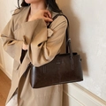 Bolso de hombro marrón oscuro en cuero sintético con correas ajustables y placa - Marrón