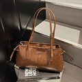 Bolso de hombro marrón vintage con correa ajustable y detalles de cordón lateral - Marrón