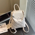 Eleganter beigefarbener Damenrucksack mit Steppmuster und floralen Verzierungen - Hellrosa