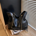Bolso bucket minimalista de cuero negro con correas de cadena y detalles de cordón - Negro