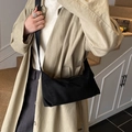 Borsa a tracolla minimalista in pelle scamosciata nera da donna con dettagli in metallo - Nero