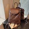 Brauner Damenrucksack aus gestepptem Kunstleder mit Rautenstickerei und Tragegriff - Kaffeebraun