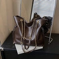 Bolso cubo café oscuro de gran capacidad con cadena dorada y cordón ajustable - Marrón