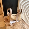 Borsa hobo beige in finto camoscio con tracolla regolabile in pelle e stile moderno - Cachi
