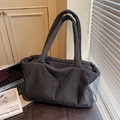 Bolso tote de nailon acolchado negro minimalista con correas acolchadas estilo moderno - Negro